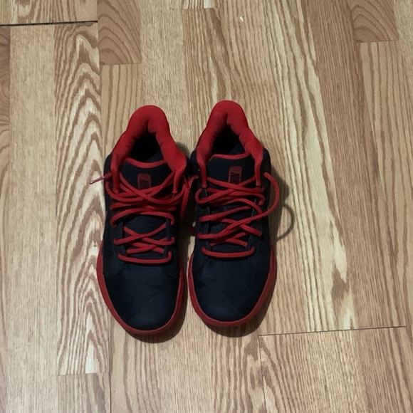 Red and black nike shoes - Picture 1 of 2
